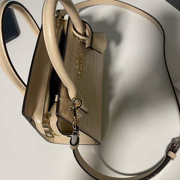 Coach - Picture 2 of 7